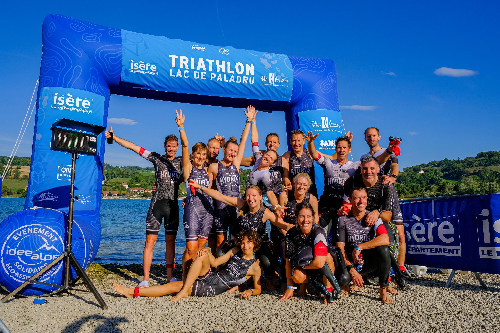 Les Hydros réunis après une course de triathlon au bord d’un lac